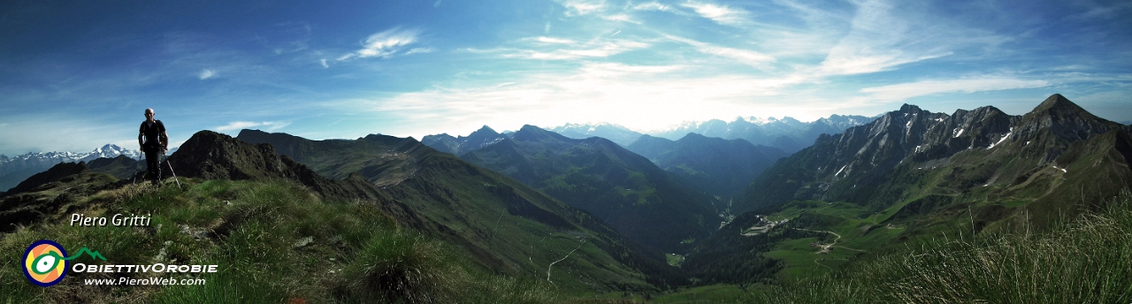 30 Panoramica dal Pizzo Rotondo verso sud (conca di San Simone)....jpg